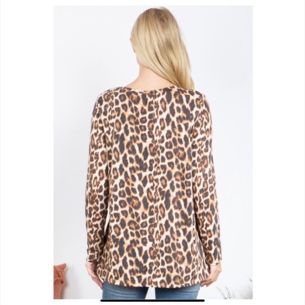 V/NECK LEOPARD TOP - Picture 6 of 8